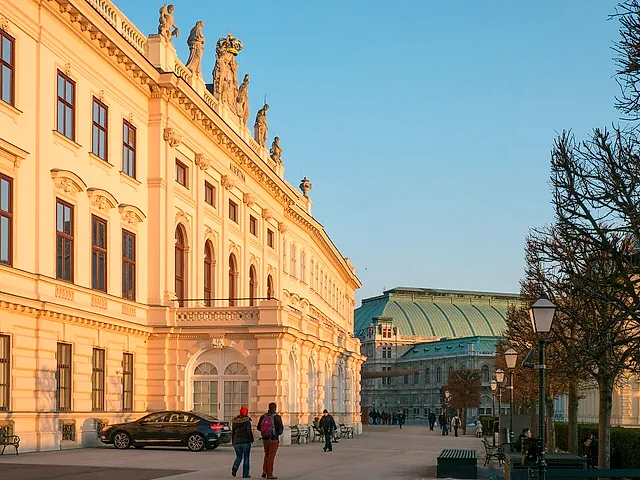 L'Albertina di Vienna nella luce calda della sera
