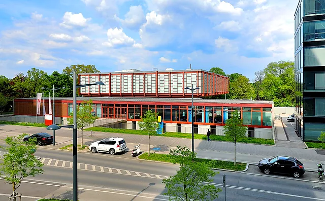 Belvedere 21, het museum voor hedendaagse kunst, overdag gezien vanaf de straat
