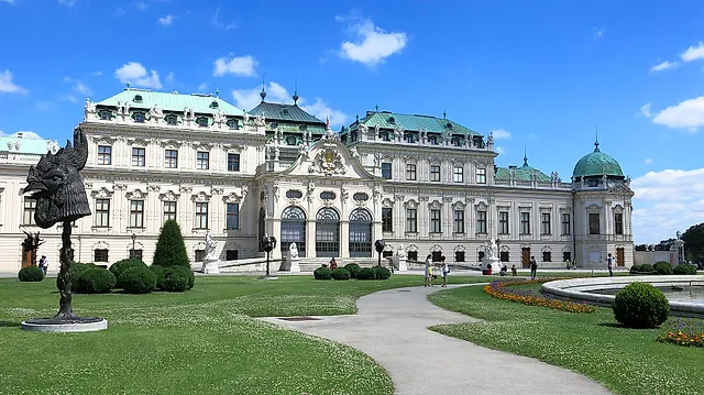 Het Boven-Belvedere en de paleistuin op een zonnige dag