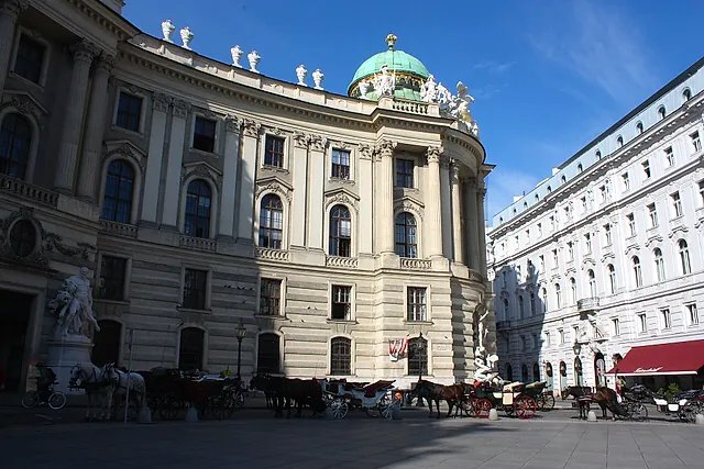 La Hofburg su Michaelerplatz a Vienna, con la cupola e le carrozze a cavalli