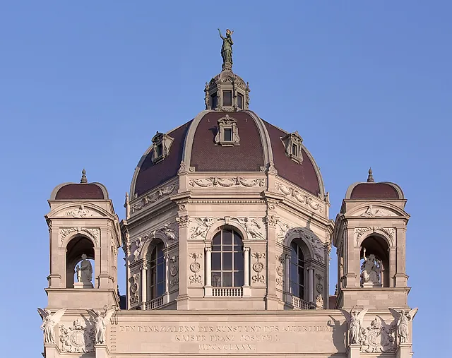 La cupola del Kunsthistorisches Museum di Vienna contro il cielo azzurro