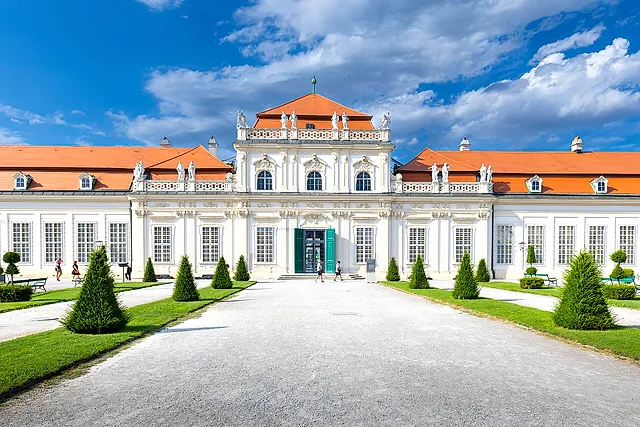 Il Belvedere Inferiore in fondo a un viale di ghiaia tra arbusti sagomati a cono