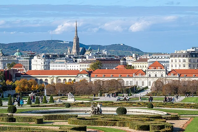 I giardini del Belvedere con il Belvedere Inferiore e la città di Vienna sullo sfondo