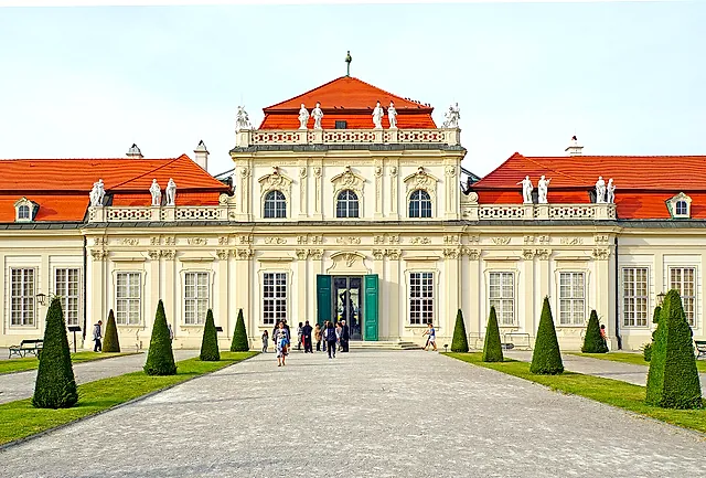 Het Beneden-Belvedere met zijn rode daken, gezien vanaf het pad