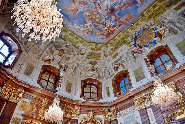 Il soffitto affrescato della Sala di Marmo nel Belvedere Superiore