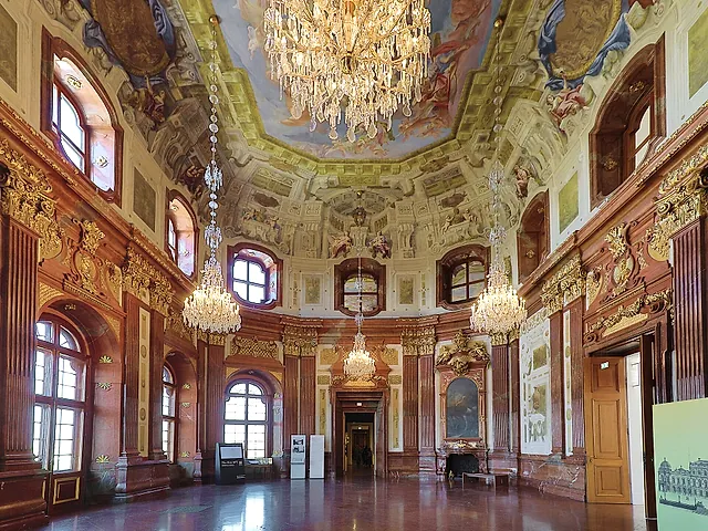 La Sala di Marmo del Belvedere Superiore, con lampadari e soffitto affrescato