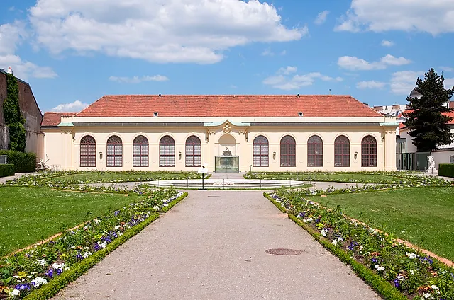 L'Orangerie del Belvedere Inferiore in fondo a un viale del giardino
