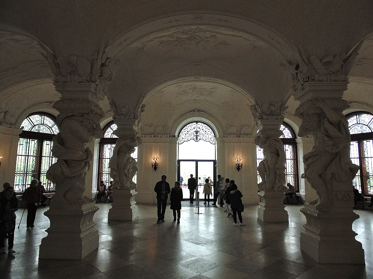 La Sala Terrena du Belvédère supérieur, avec ses atlantes de pierre