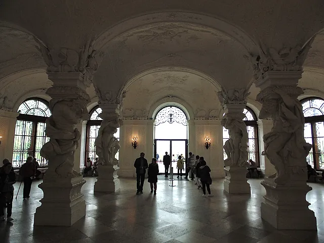 De Sala Terrena van het Boven-Belvedere, met zijn stenen Atlanten
